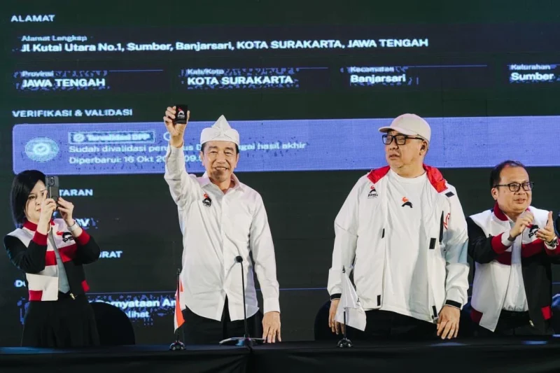 Presiden RI ke-7 Joko Widodo pamer kartu tanda anggota Partai Solidaritas Indonesia.