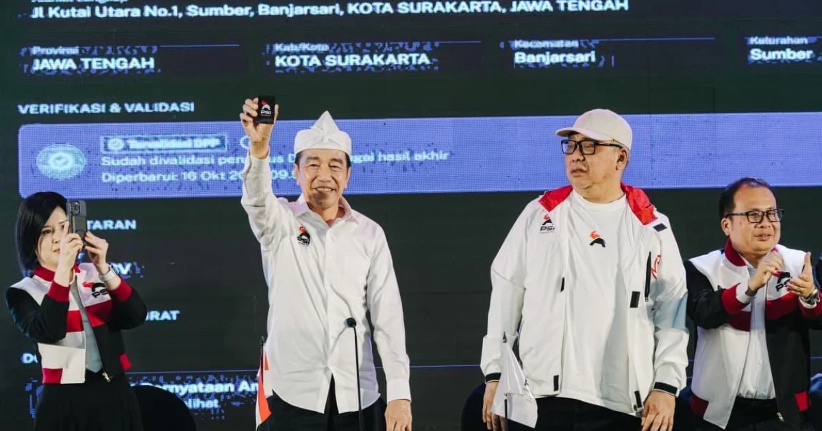 Presiden RI ke-7 Joko Widodo pamer kartu tanda anggota Partai Solidaritas Indonesia.