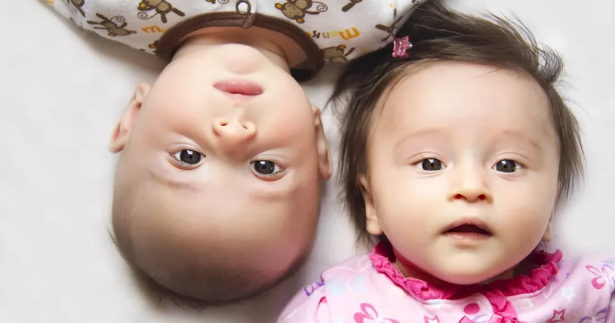 Anak Kembar Cenderung Terlambat Berkembang? Ini Faktanya!