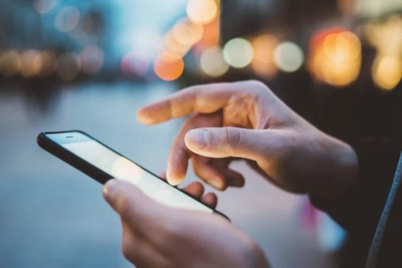 Terlalu Lama Tatap Layar, Waspada Gangguan Floaters Mata