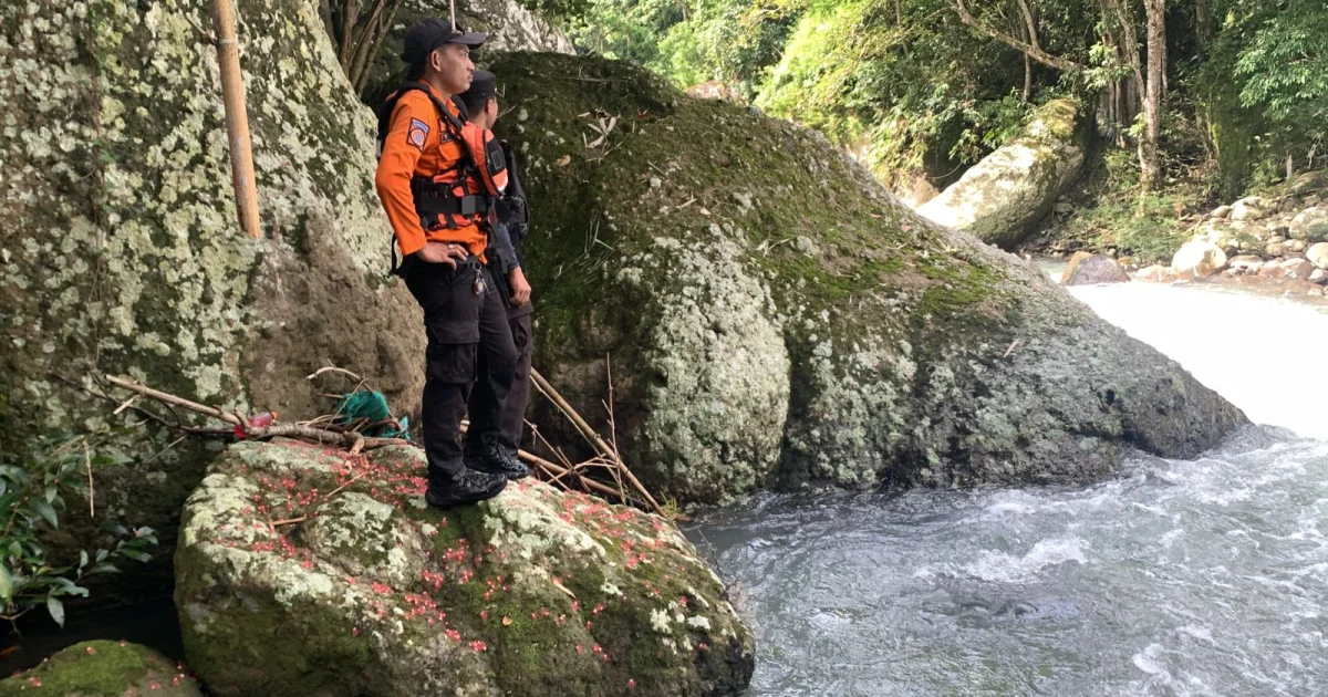 Tim SAR gabungan mencari warga yang tenggelam di Sungai Bilareng, Dusun Lemoa, Kecamatan Bontolempangan, Kabupaten Gowa, Sulawesi Selatan, Senin (9/3/2026).