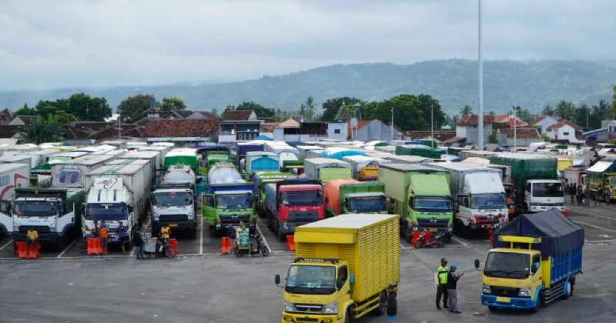 Truk Logistik Padati Pelabuhan Ketapang, Antrean Capai 12 KM