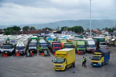 Truk Logistik Padati Pelabuhan Ketapang, Antrean Capai 12 KM