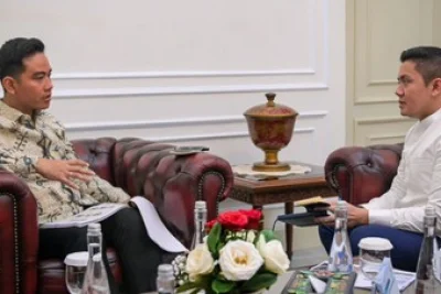 Sekretaris Kabinet Teddy Indra Wijaya bertamu ke Wapres Gibran Rakabuming pada Kamis malam kemarin, membahas perkembangan terkini Indonesia selama 1,5 jam. (Tangkapan layar instagram @sekretariat.kabinet)